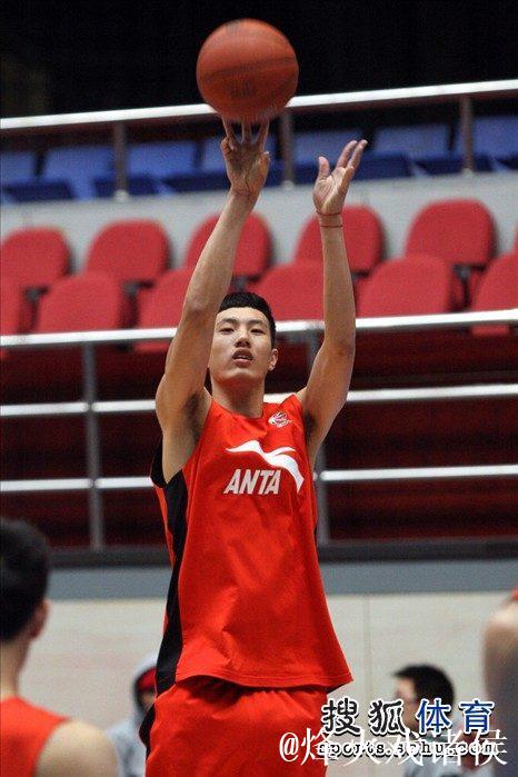 翟晓川全场出战18分钟，投篮3中1得到4分6篮板