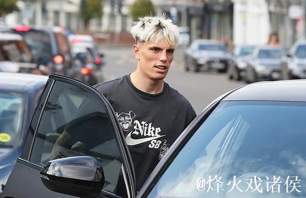 邮报:加纳乔仍想留在英格兰,周一出现在理发店并与球迷合影 邮报:加纳乔仍想留在英格兰,周一出现在理发店并与球迷合影